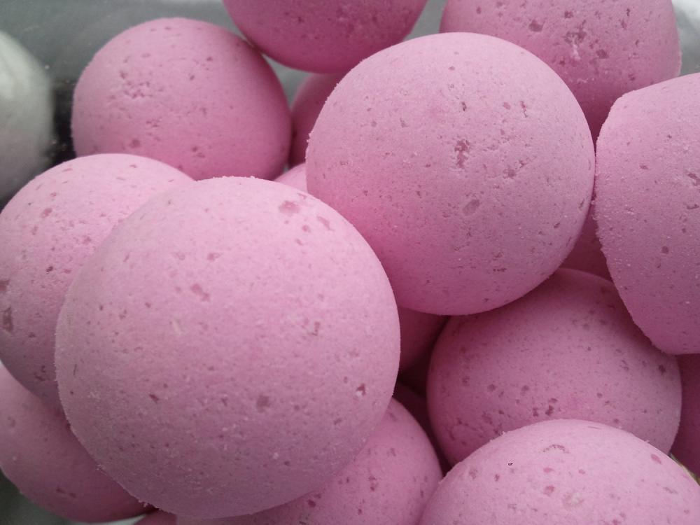 12 bath bombs 1 oz each (Black Raspberry Vanilla) gift bag bath fizzies, great for dry skin, shea, cocoa, 7 ultra rich oils