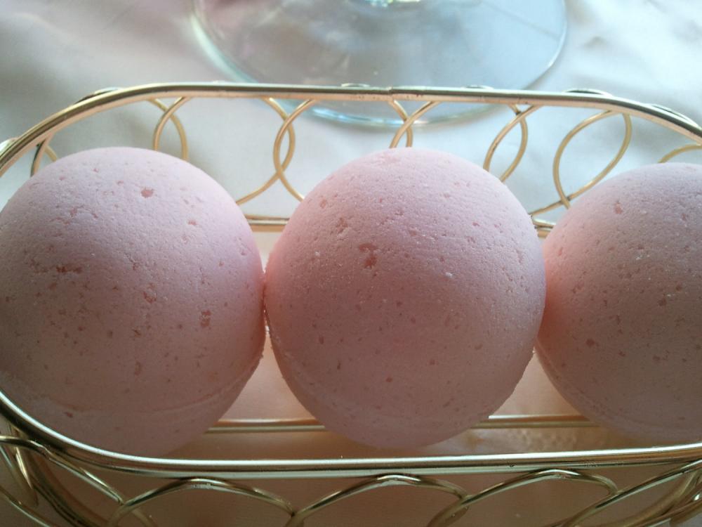 3 bath bombs 4 oz each (Grandma's Kitchen) gift bag bath fizzies, great holiday fragrance